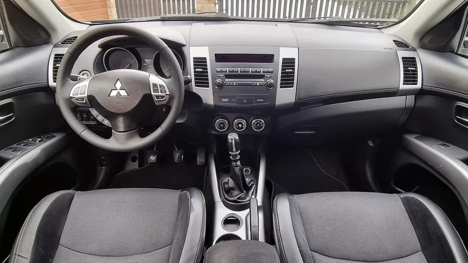 MITSUBISHI Outlander -