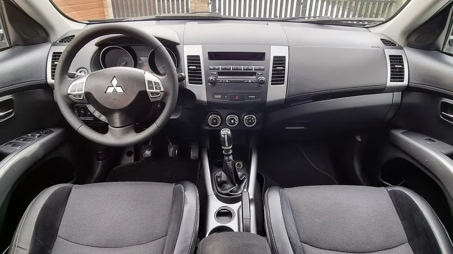 MITSUBISHI Outlander -