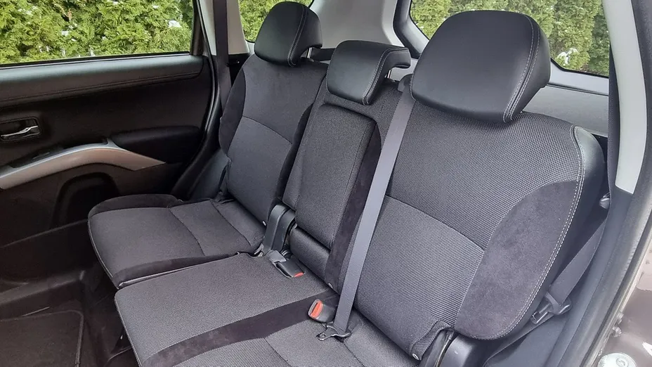 MITSUBISHI Outlander -