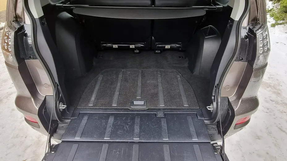 MITSUBISHI Outlander -