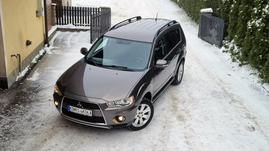 MITSUBISHI Outlander -