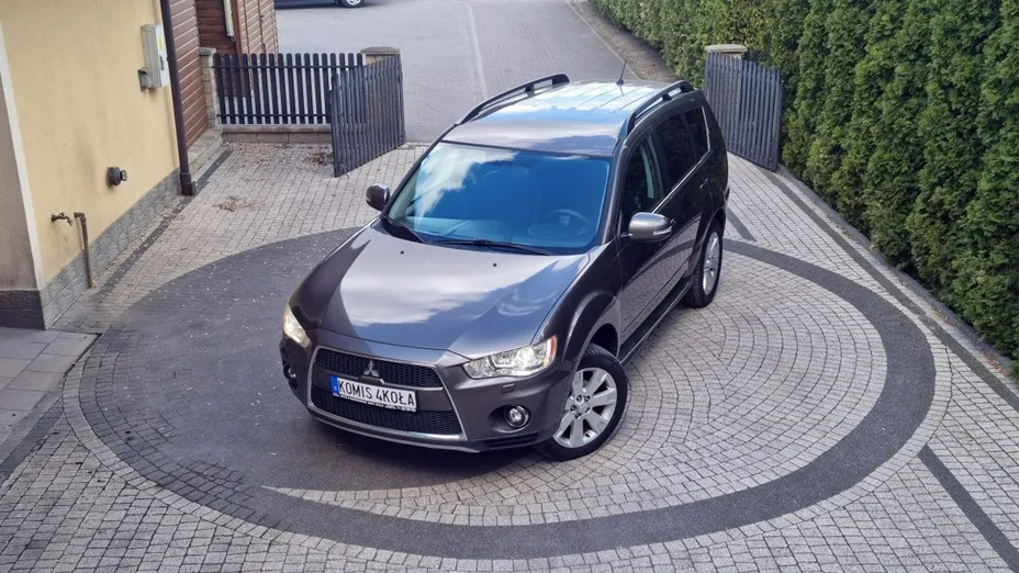 MITSUBISHI Outlander -
