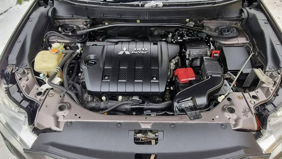 MITSUBISHI Outlander -