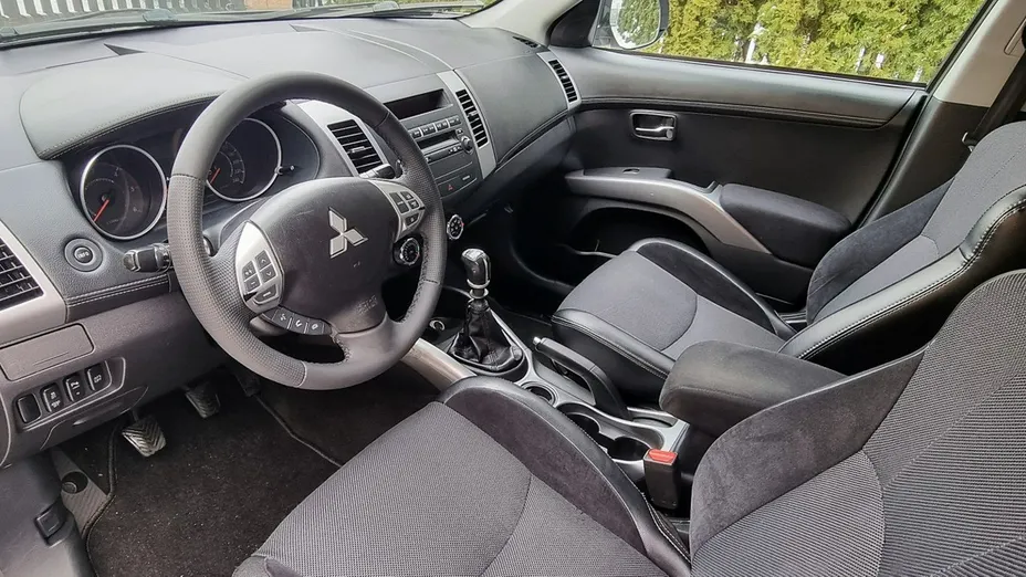 MITSUBISHI Outlander -