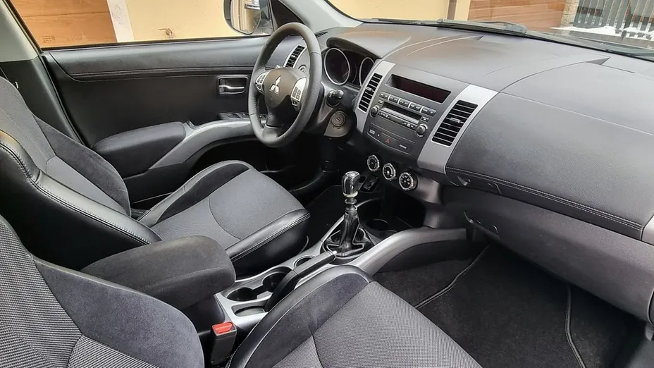 MITSUBISHI Outlander -