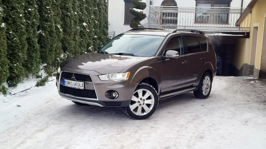 MITSUBISHI Outlander -