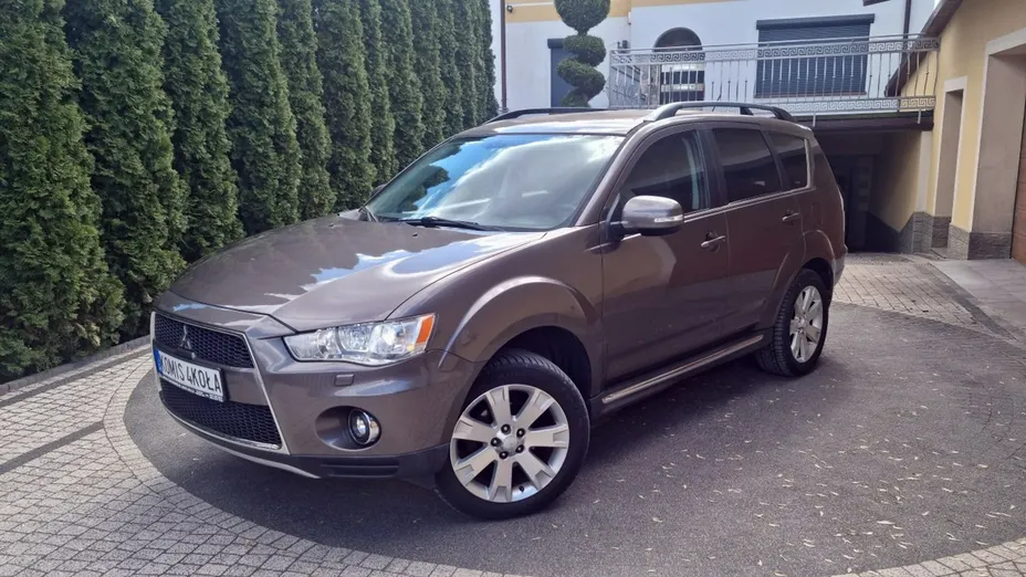 MITSUBISHI Outlander -