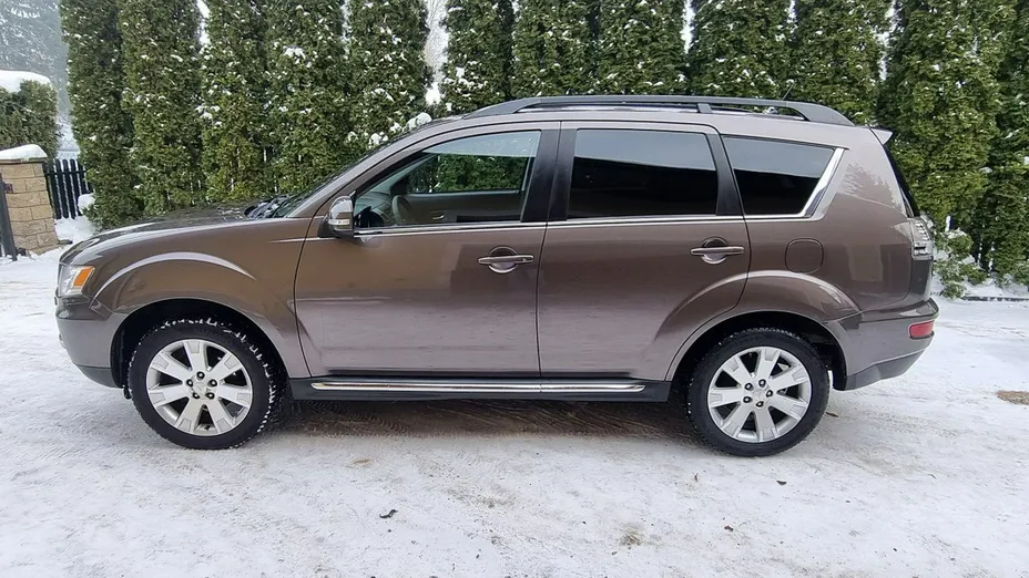 MITSUBISHI Outlander -