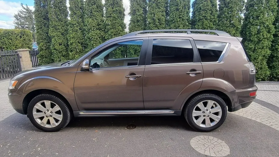 MITSUBISHI Outlander -