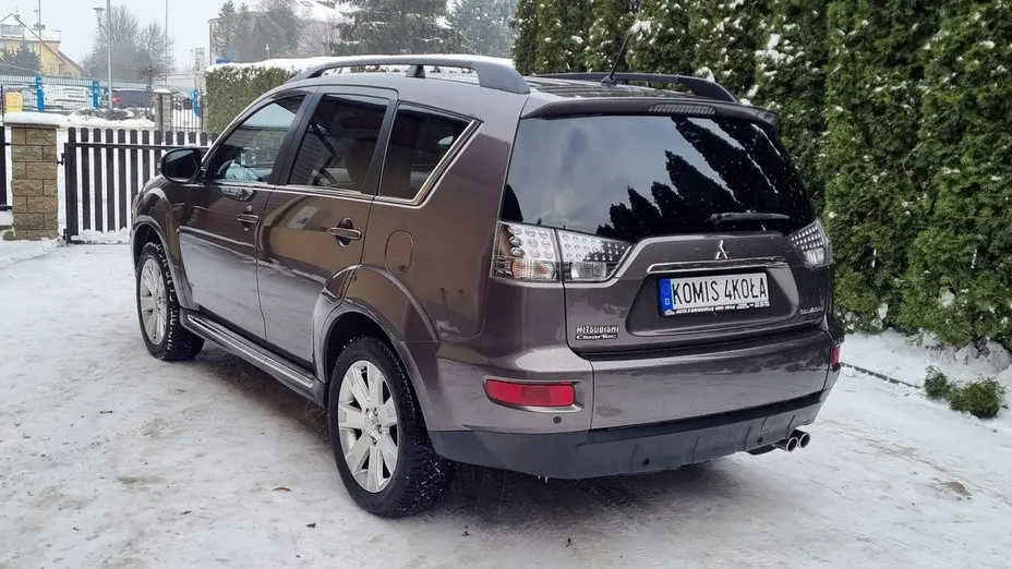 MITSUBISHI Outlander -