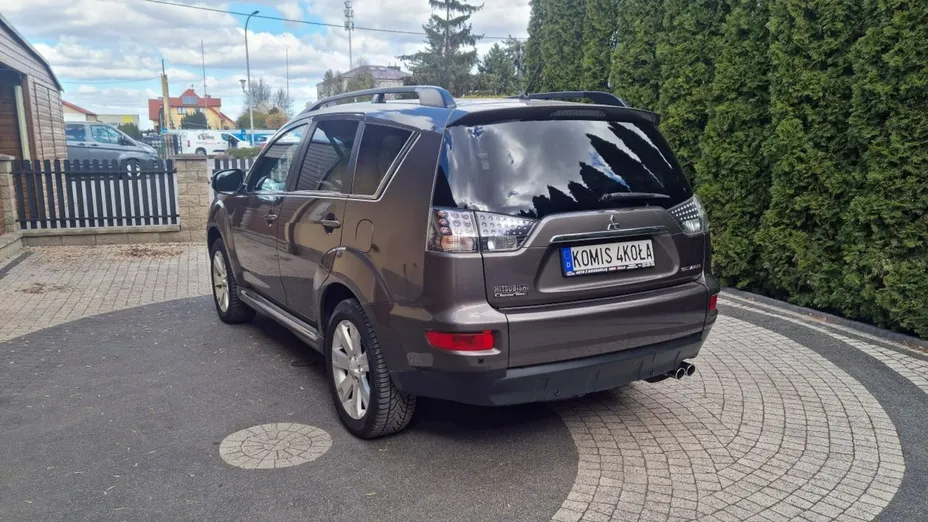 MITSUBISHI Outlander -