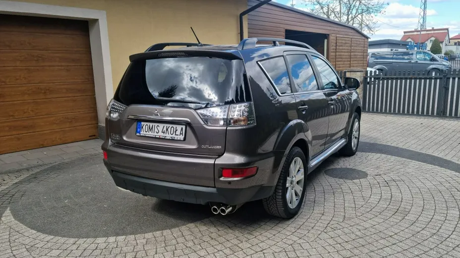 MITSUBISHI Outlander -