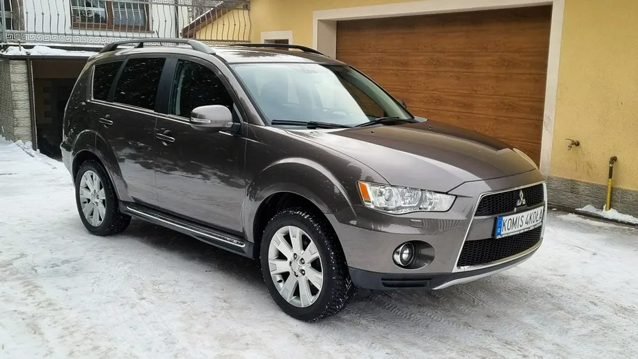 MITSUBISHI Outlander -