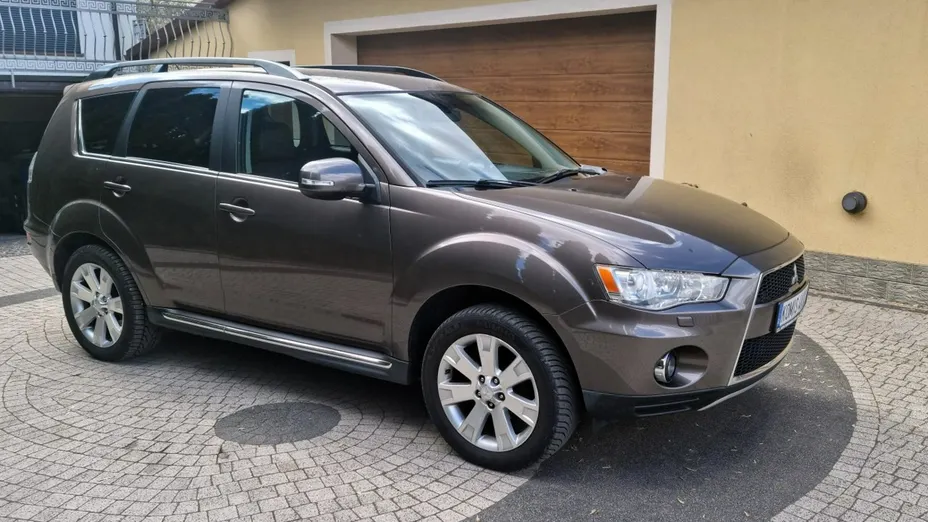 MITSUBISHI Outlander -