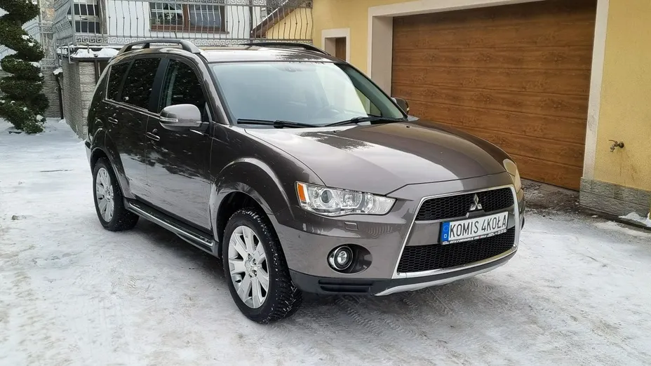 MITSUBISHI Outlander -