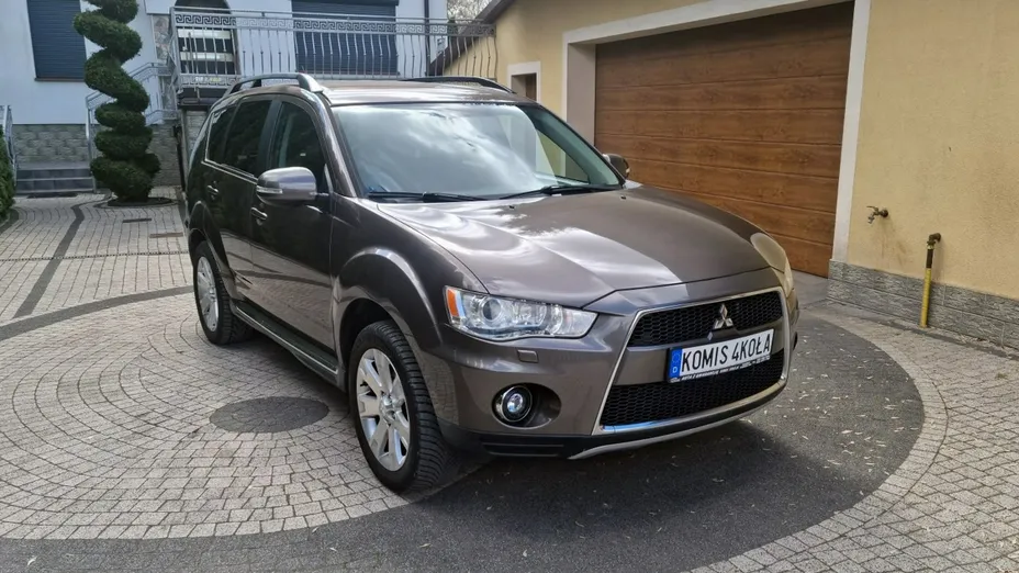 MITSUBISHI Outlander -