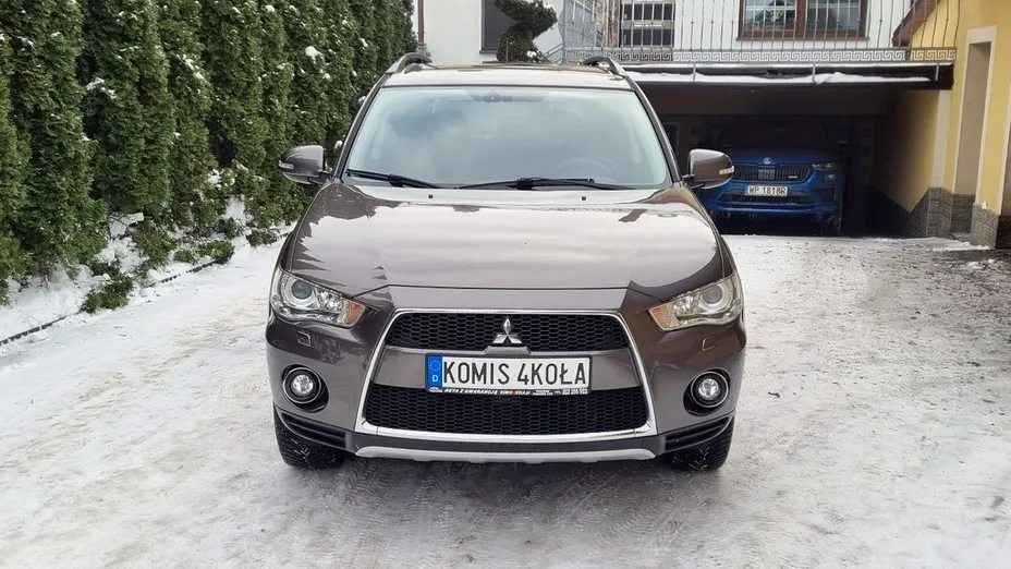 MITSUBISHI Outlander -