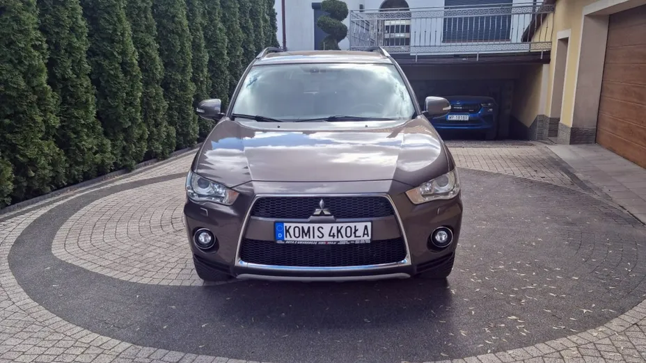 MITSUBISHI Outlander -