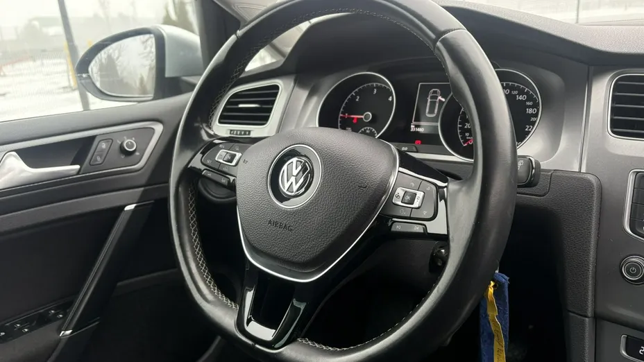 VOLKSWAGEN Golf -