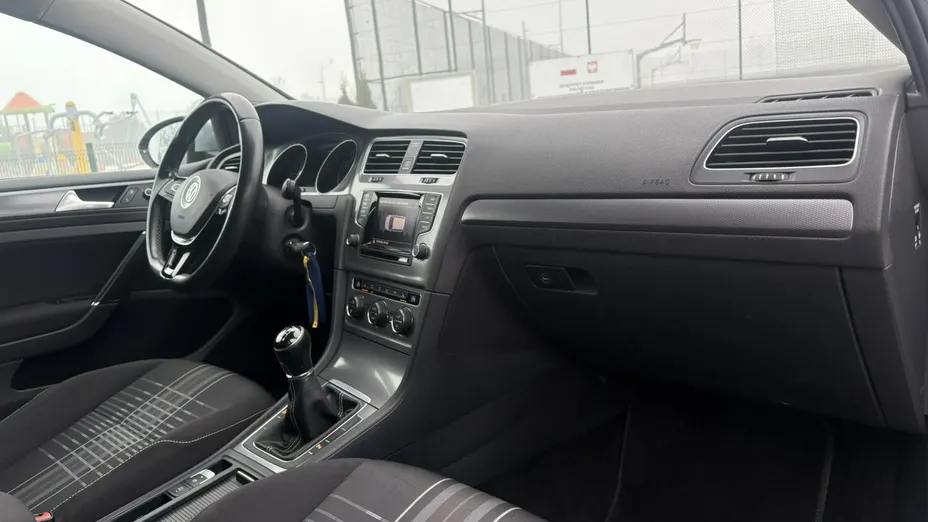 VOLKSWAGEN Golf -