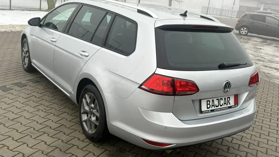VOLKSWAGEN Golf -