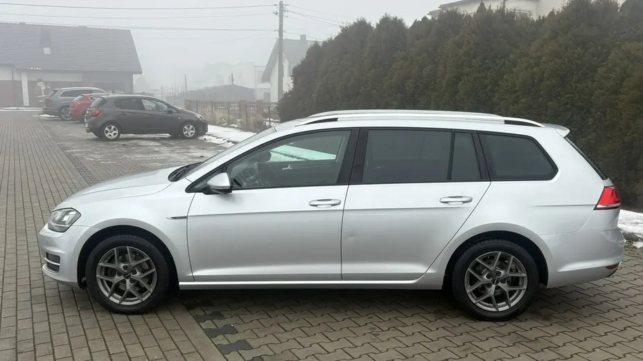 VOLKSWAGEN Golf -
