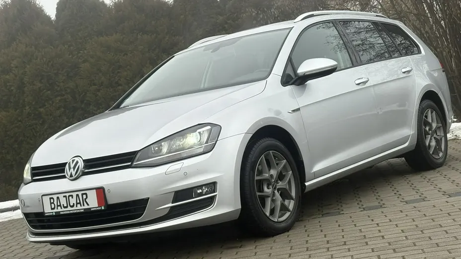 VOLKSWAGEN Golf -