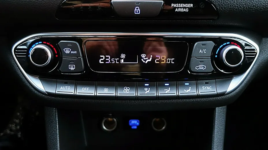 HYUNDAI i30 -