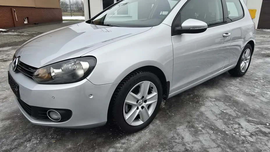 VOLKSWAGEN Golf -