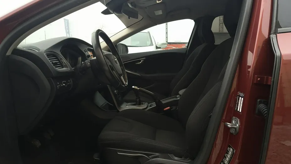 VOLVO V40 -