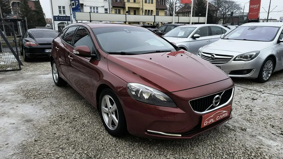 VOLVO V40 -