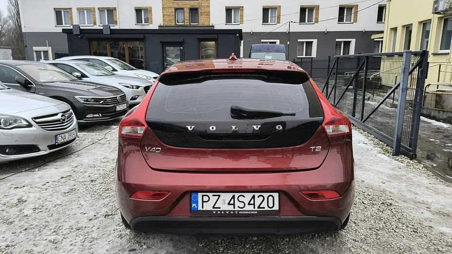 VOLVO V40 -