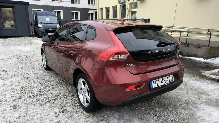 VOLVO V40 -