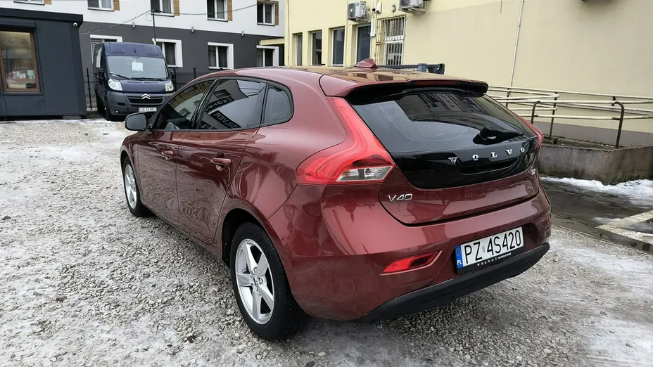 VOLVO V40 -