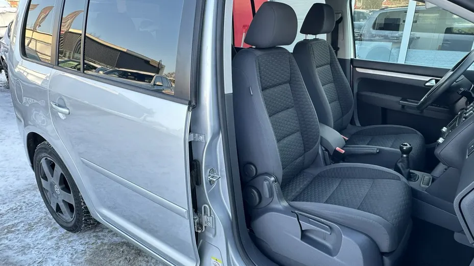 VOLKSWAGEN Touran -