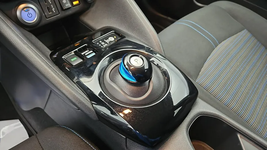 NISSAN Leaf -