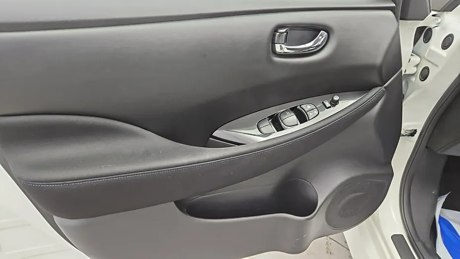 NISSAN Leaf -