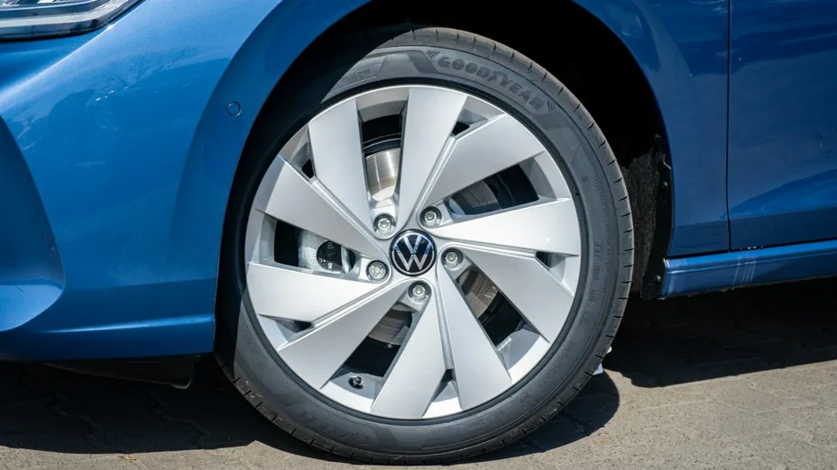 VOLKSWAGEN Golf -