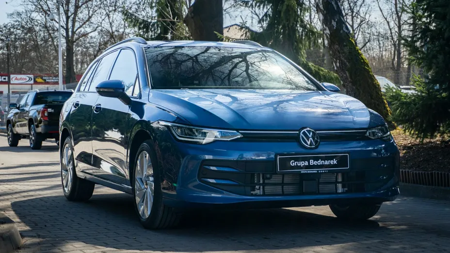 VOLKSWAGEN Golf -