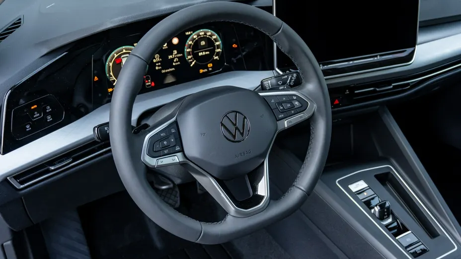 VOLKSWAGEN Golf -