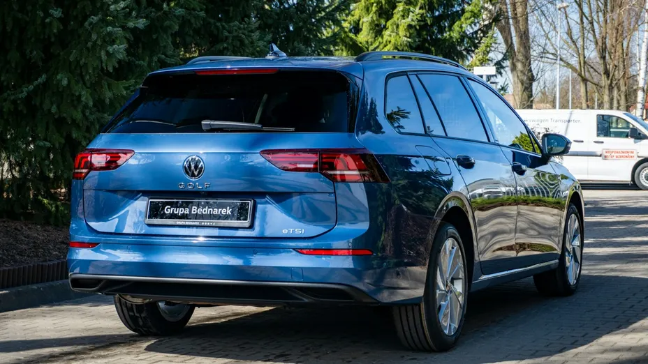 VOLKSWAGEN Golf -