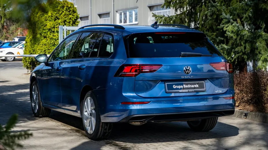 VOLKSWAGEN Golf -