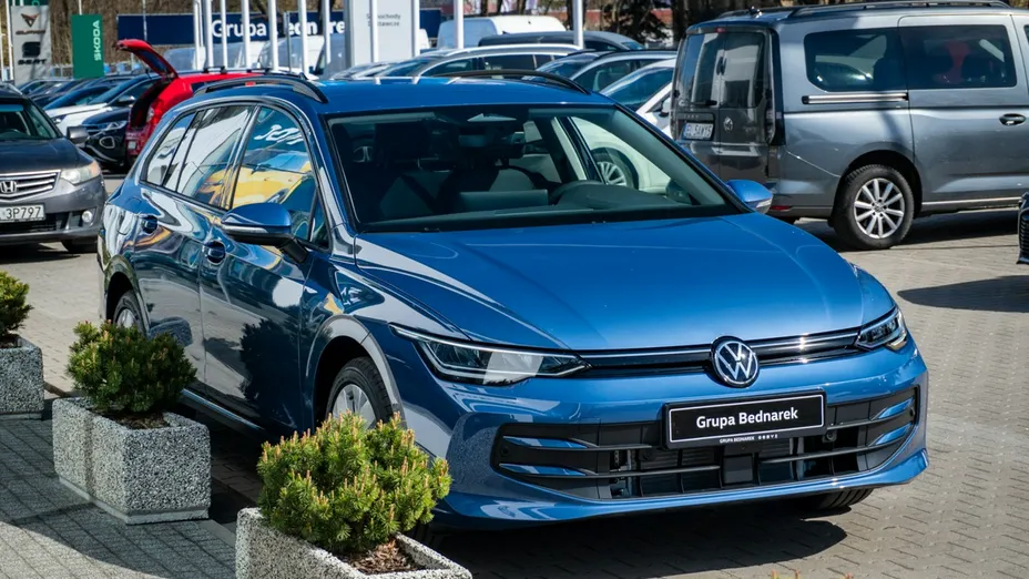 VOLKSWAGEN Golf -