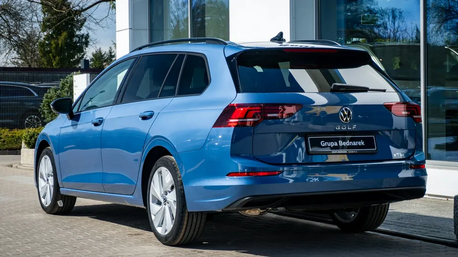 VOLKSWAGEN Golf -