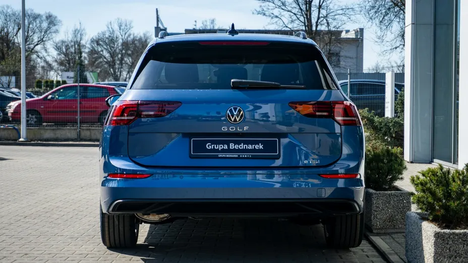 VOLKSWAGEN Golf -