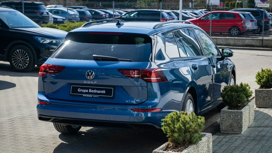 VOLKSWAGEN Golf -
