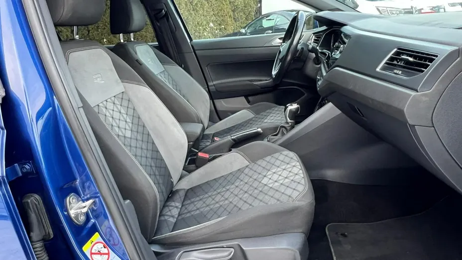 VOLKSWAGEN Polo -