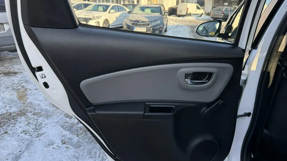 TOYOTA Yaris -