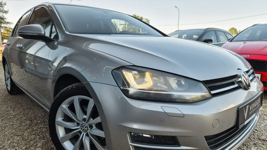 VOLKSWAGEN Golf -