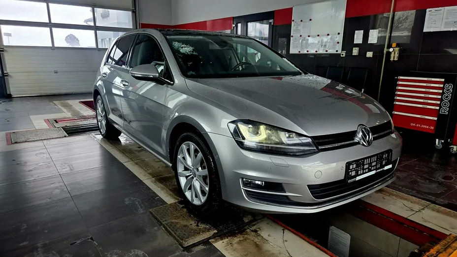 VOLKSWAGEN Golf -